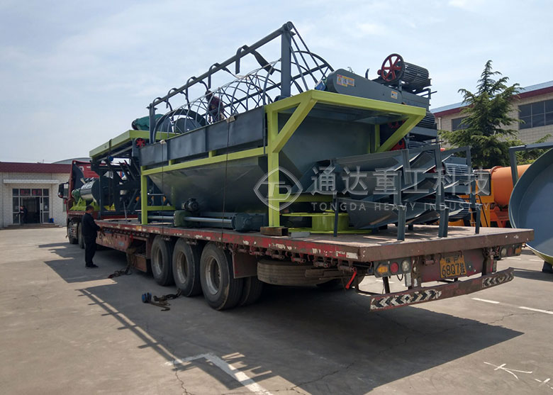 三亞客戶(hù)粉狀有機(jī)肥生產(chǎn)線(xiàn)發(fā)貨現(xiàn)場(chǎng)-履帶式翻堆機(jī) 三亞客戶(hù)粉狀有機(jī)肥生產(chǎn)線(xiàn)發(fā)貨現(xiàn)場(chǎng)-履帶式翻堆機(jī)